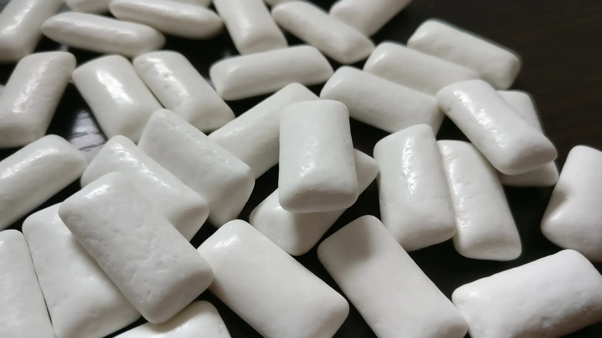 chien mange chewing gum